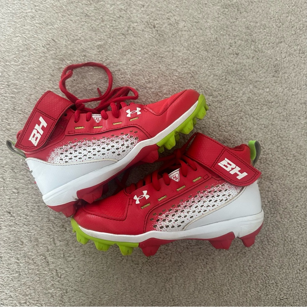 Boys Under Armour Red Cleat size 2Y